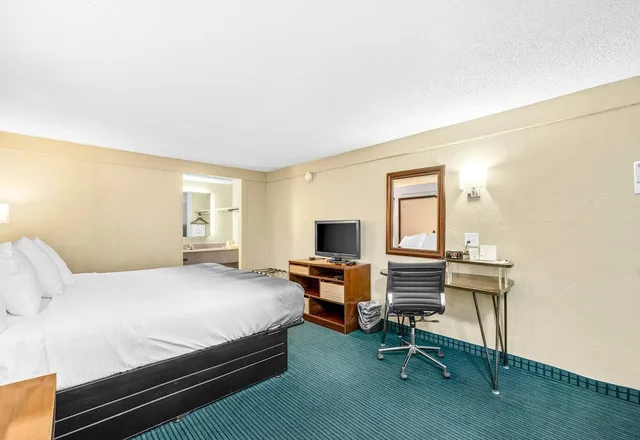 Room, King Bed, Super 8 By Wyndham Lantana West Palm Beach 2/10
