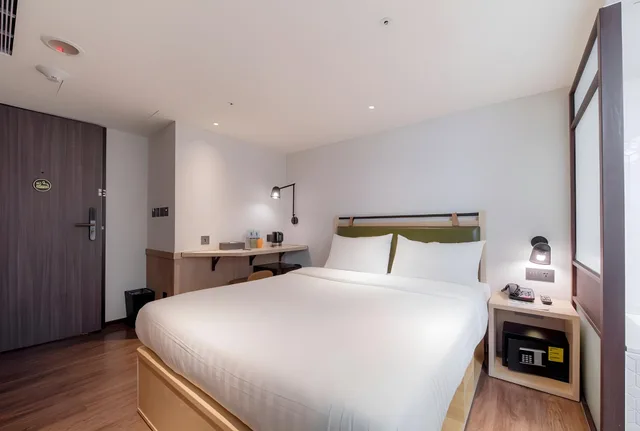 Room, Double Bed, No Window، City Suites-Main Station 1/2