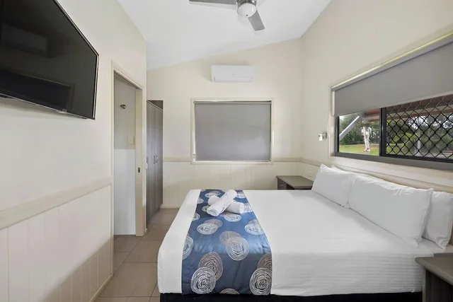 كابينة ديلوكس بسرير كوين وسرير فردي وسرير بطابقين يُسمح فيها بالحيوانات الأليفة، Reflections Holiday Parks Nambucca Heads 3/8