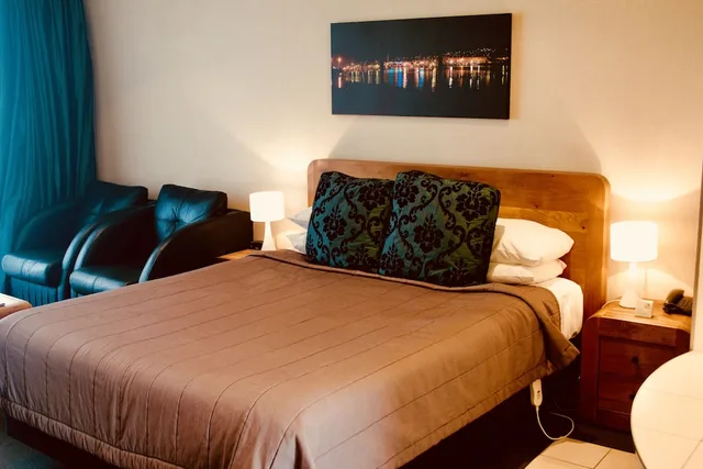 Executive, Studio, King Bed, Partial View, Sofa، The Nautilus Napier 1/3