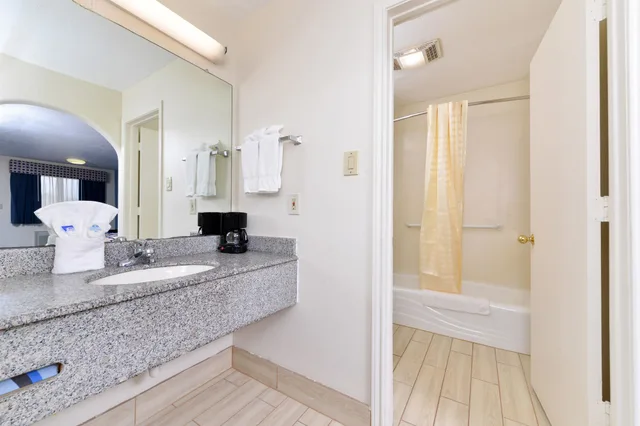 غرفة بسرير كينج، Americas Best Value Inn Suites Houston Brookhollow Nw 5/5