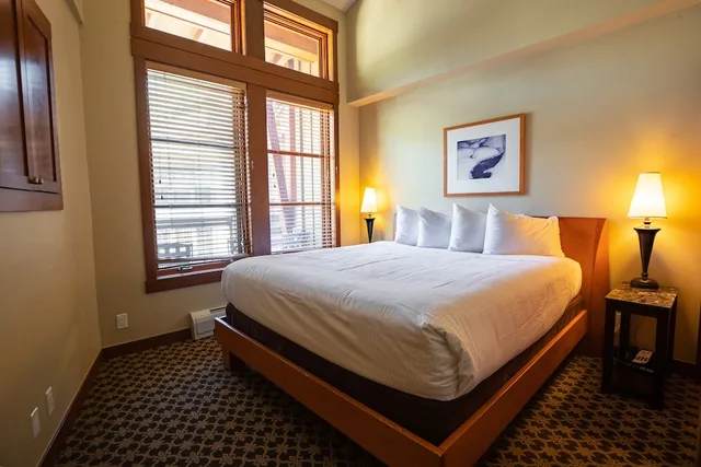 شقة سكنية بسرير كينج بغرفة نوم واحدة مع أريكة، The Village at Palisades Tahoe 1/3