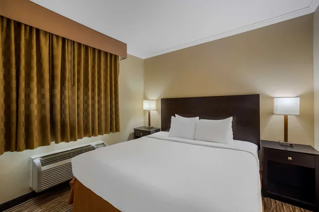 جناح بسرير كينج مع أريكة، Best Western Gold Poppy Inn 1/7
