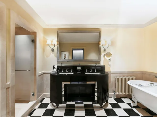 1 Bedroom, Suite, Double Bed, The Savoy Hotel 7/8