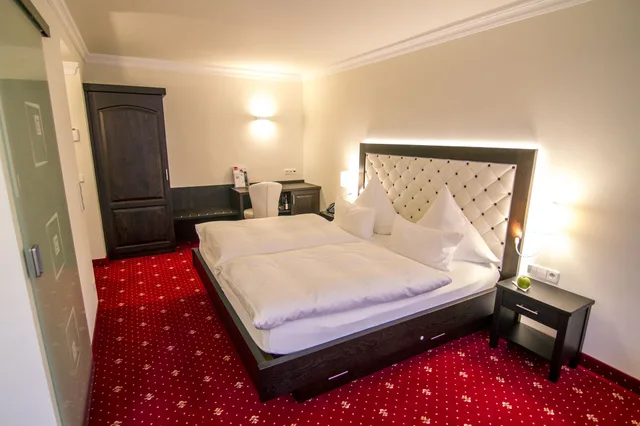 غرفة كومفورت بسرير كوين بحوض جاكوزي، Woertz Schlosschen Zur Weinsteige 1/10