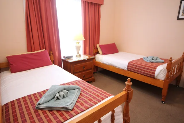 كوخ ديلوكس بسرير كوين وسريرين منفصلين بغرفتي نوم، Swansea Cottages & Motel Suites 2/5