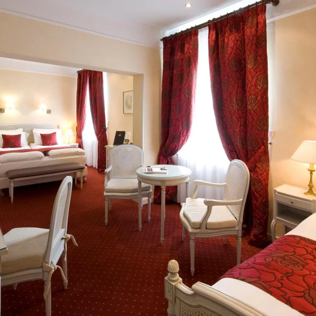 جناح جونيور ثلاثي، Grand Hotel Bristol 2/3