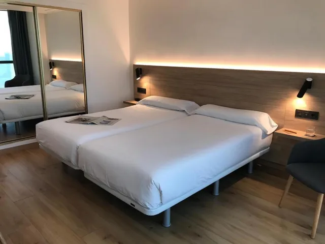 غرفة قياسية بسريرين منفصلين بإطلالة على البحر، Principe de Asturias Hotel 3/9