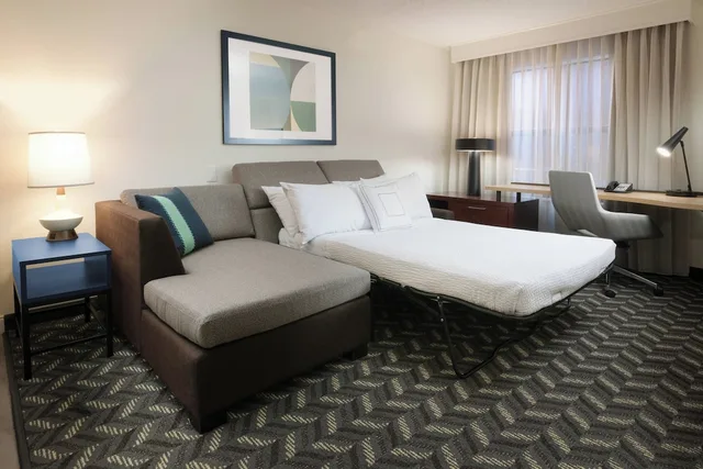 جناح بسرير كوين بغرفة نوم واحدة مع أريكة لذوي الإعاقة، Residence Inn Dallas Addison/Quorum Drive 2/3