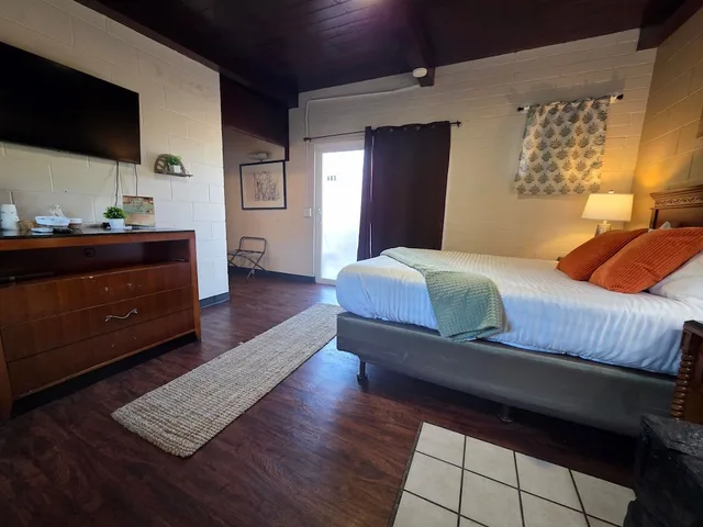 Traditional, Queen Bed, Pet Friendly, Sierra Lodge 2/4