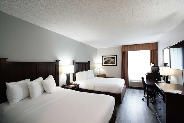 غرفة قياسية بسريرين كوين، Best Western Paramus Hotel & Suites 1/9