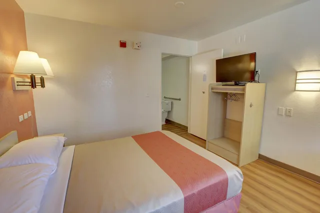 غرفة مفردة بسرير مزدوج لذوي الإعاقة، Motel6 Westminster, CA - North 6/10