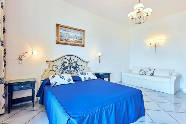 غرفة ديلوكس بسرير كوين وسرير فردي بإطلالة على البحر بغرفة نوم واحدة، Villa Sirio Hotel 3/6
