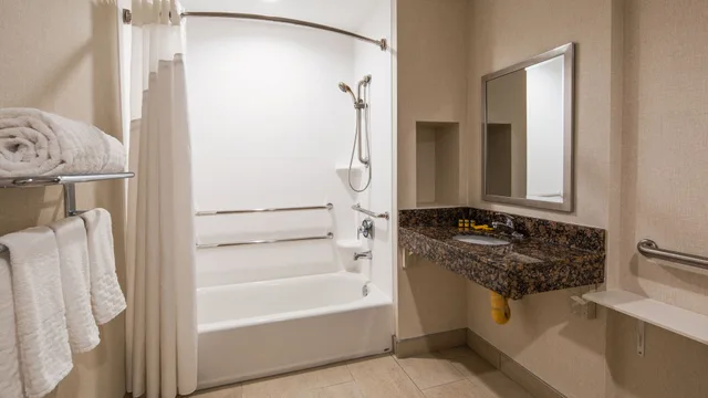 غرفة قياسية بسرير كوين، Best Western Plus Wilkes Barre-Scranton Airport Hotel 3/5
