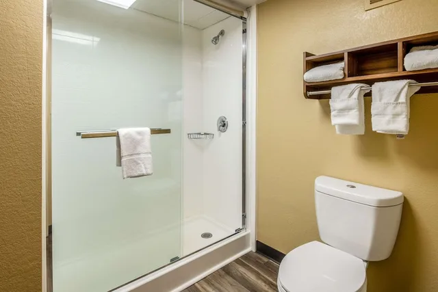 غرفة بسرير كينج، Quality Inn Perry - National Fairgrounds Area 8/8