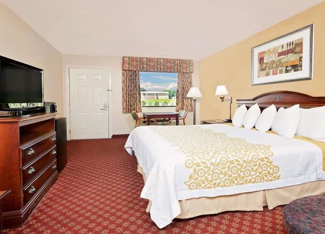 غرفة بسرير كينج لذوي الإعاقة، Days Inn by Wyndham Paris 2/5