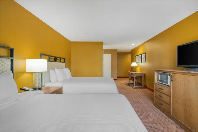 Room, 2 Queen Beds, Surestay Hotel By Best Western Camarillo 3/6