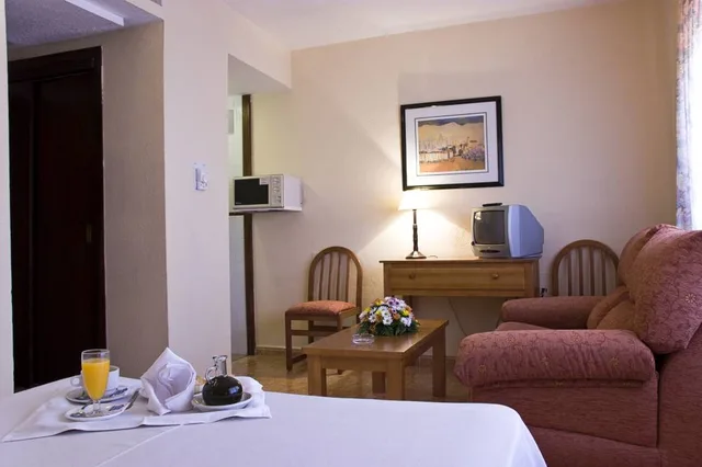 غرفة قياسية ثلاثية، Resitur Apartamentos Turisticos En Seville 1/5