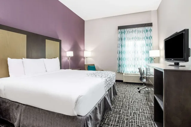غرفة بسرير كينج لذوي الإعاقة، La Quinta Inn Suites Hillsboro 2/4
