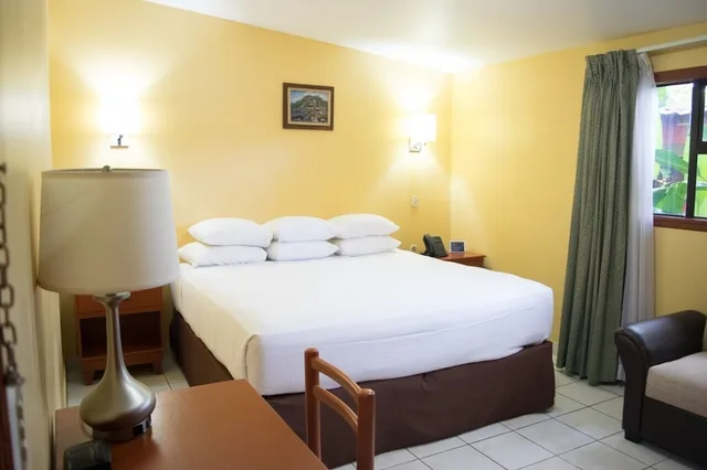 غرفة قياسية بسريرين منفصلين، Best Western Las Mercedes Airport 5/10