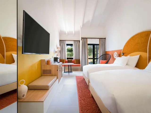 غرفة قياسية بسرير فردي وسريرين كينج، SO/Sotogrande Spa & Golf Resort Hotel 1/10