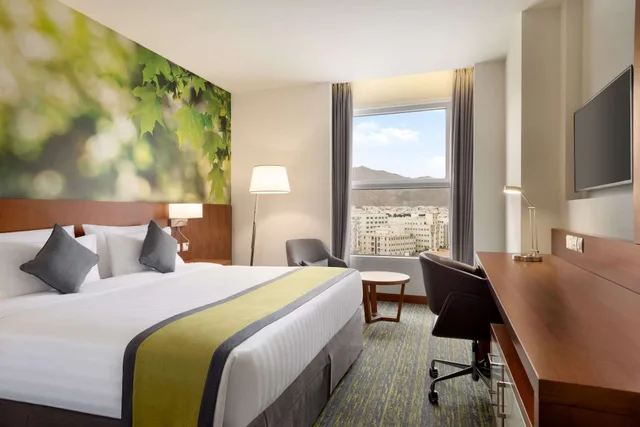 غرفة بسرير كينج للمدخنين، Wyndham Garden Muscat Al Khuwair 1/8