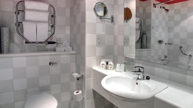 غرفة قياسية بسريرين منفصلين، Holiday Inn Aylesbury 10/10