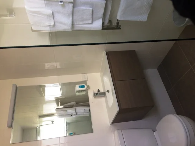 Motel, 1 Queen and 1 Single Bed، The Bridge 4/7