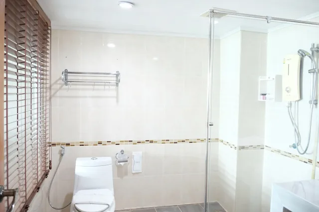 غرفة عائلية بسرير كينج وسريرين منفصلين، The Beach Front Resort Pattaya 2/2