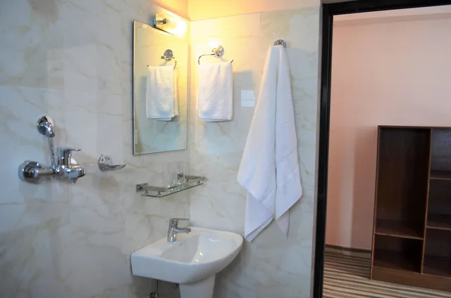 غرفة ديلوكس بسرير مزدوج أو سريرين منفصلين بشرفة، Hotel Karuna 6/6