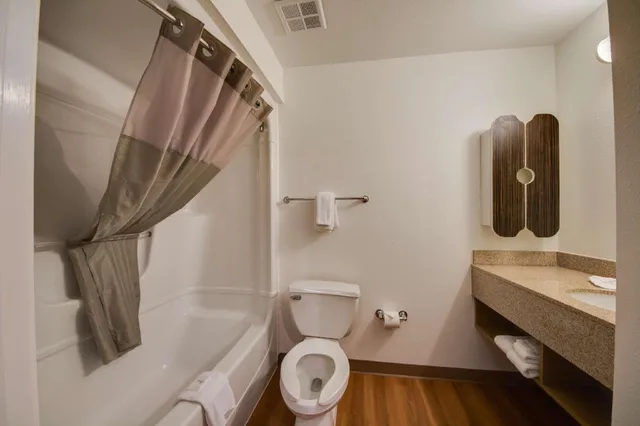 1 Queen Bed Kitchen, Studio6 Brownsville, TX 1/1