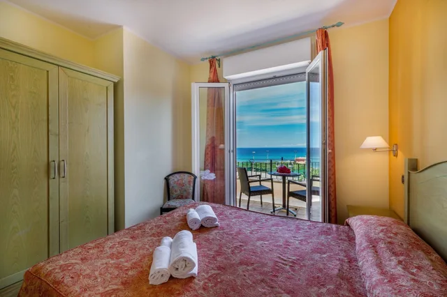 غرفة بسرير مزدوج بإطلالة على البحر بشرفة، Hotel Rosa Dei Venti 3/7