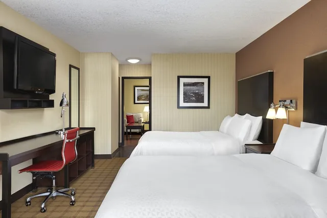 جناح بسريرين كوين بغرفة نوم واحدة مع أريكة في الطابق الأرضي، Four Points by Sheraton Hotel & Suites Calgary West 1/1
