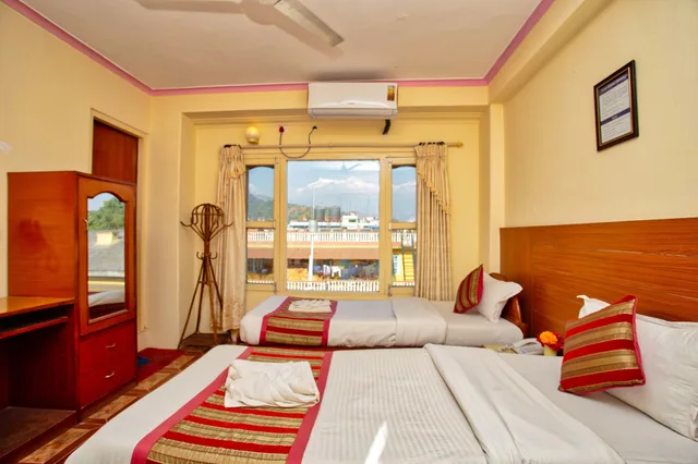 غرفة عائلية ثلاثية بسرير مزدوج وسرير فردي بإطلالة على الجبل، Hotel Grand Holiday 1/5