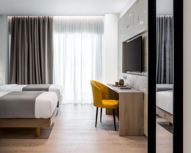 غرفة سوبيريور بسريرين منفصلين بشرفة، Urban K Hotel Athens 2/5