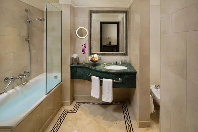 Junior Suite, City View, Intercontinental Phoenicia Beirut 2/2