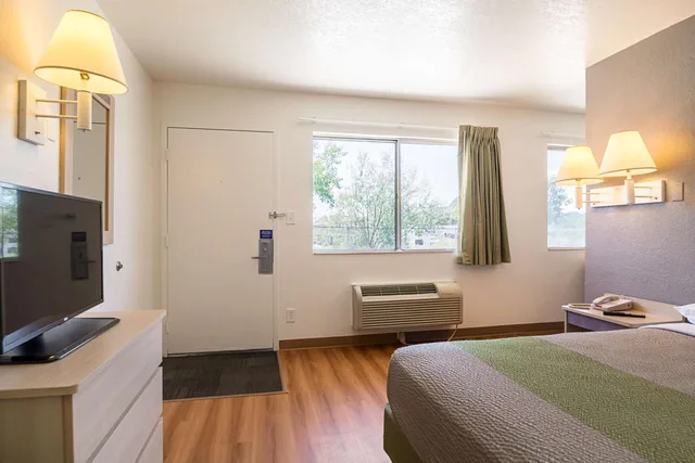 Room, Queen Bed, Motel6 Pueblo, CO - I-25 4/8
