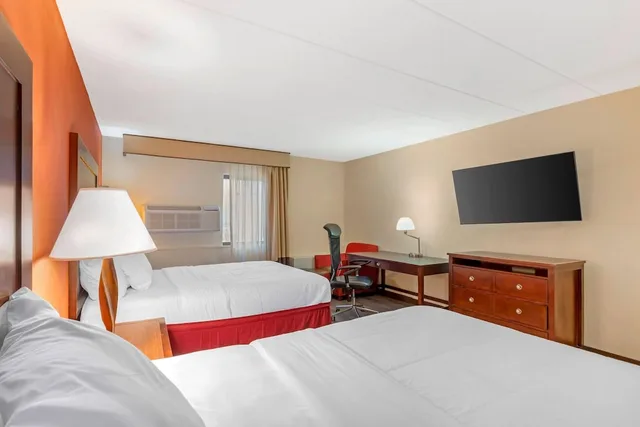 غرفة قياسية بسريرين كوين، Clarion Hotel & Conference Center Lansing West 6/8