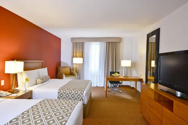 غرفة قياسية بسريرين كوين مع دخول صالة النادي، CROWNE PLAZA MONTERREY AEROPUERTO 1/4