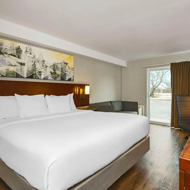 غرفة سوبيريور بسرير كينج، Comfort Inn Cambridge - Highway 401 2/10