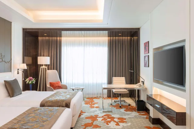 غرفة تنفيذية بسرير كينج، RADISSON BLU HOTEL AJMAN 2/5