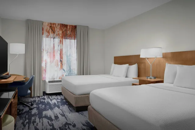 غرفة بسريرين كوين مع أريكة، Fairfield Inn Suites Fayetteville North 2/5