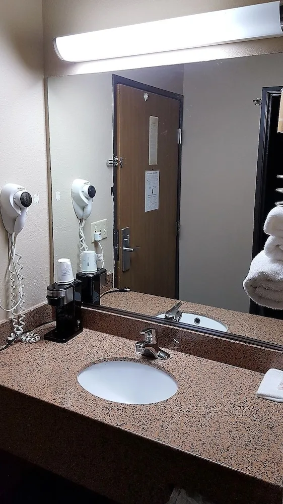 غرفة قياسية بسرير كينج، Super 8 by Wyndham O'Fallon MO/St. Louis Area 5/7