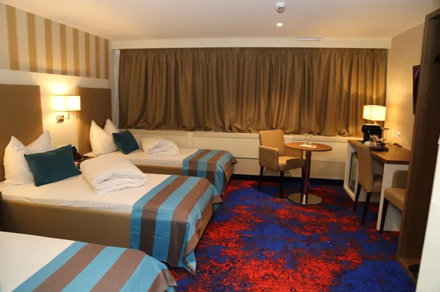 غرفة قياسية ثلاثية بثلاثة أسرّة، My Home Hotel 1/10