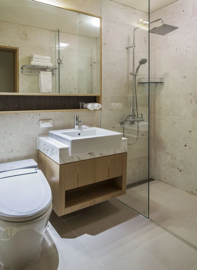 غرفة قياسية بسرير مزدوج وسرير فردي، Dukgu Oncheon Resort Hotel 3/4