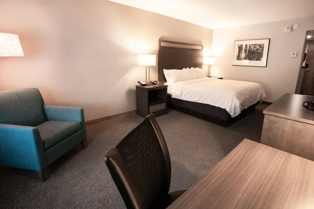 Room, King Bed, Sofa, Lobby Area، Holiday Inn Kearney 5/8