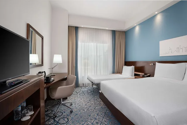 غرفة بسرير كوين مع أريكة للمدخنين، Hampton By Hilton Dubai Al Barsha 3/4