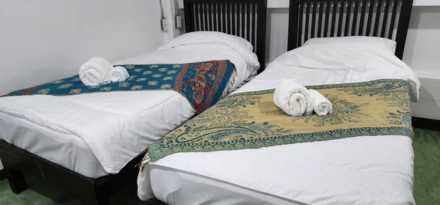 غرفة قياسية بسريرين منفصلين بحمام خاص، Retro Lanna Hostel Chiangmai 2/4