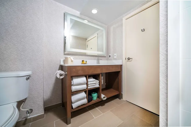 غرفة بسريرين كوين مع أريكة، Best Western Plus Raleigh Crabtree Valley Hotel 5/5