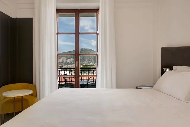 غرفة سوبيريور بسرير مزدوج بإطلالة على المسبح، Majestic Palace Sorrento, Curio Collection by Hilton 4/8
